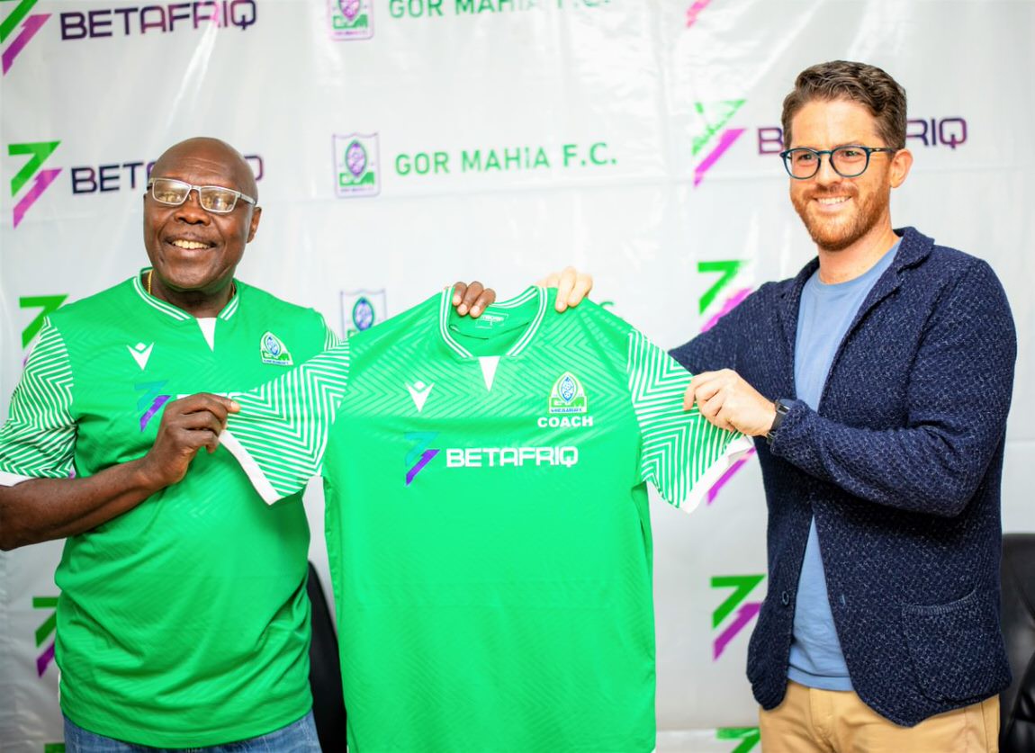 Nairobi, Kenya. 29 July 2022.  Gor Mahia FC Chairman Ambrose Rachier welcomes Coach Johnathan McKinstry on his appointment as Head Coach of Gor Mahia FC .  Photo: GoR Mahia FC Twitter 